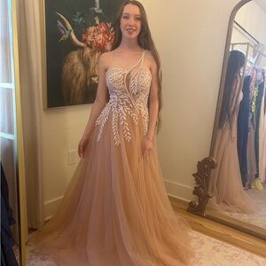 Chic One-Shoulder Lace Prom Dress in Tan and White